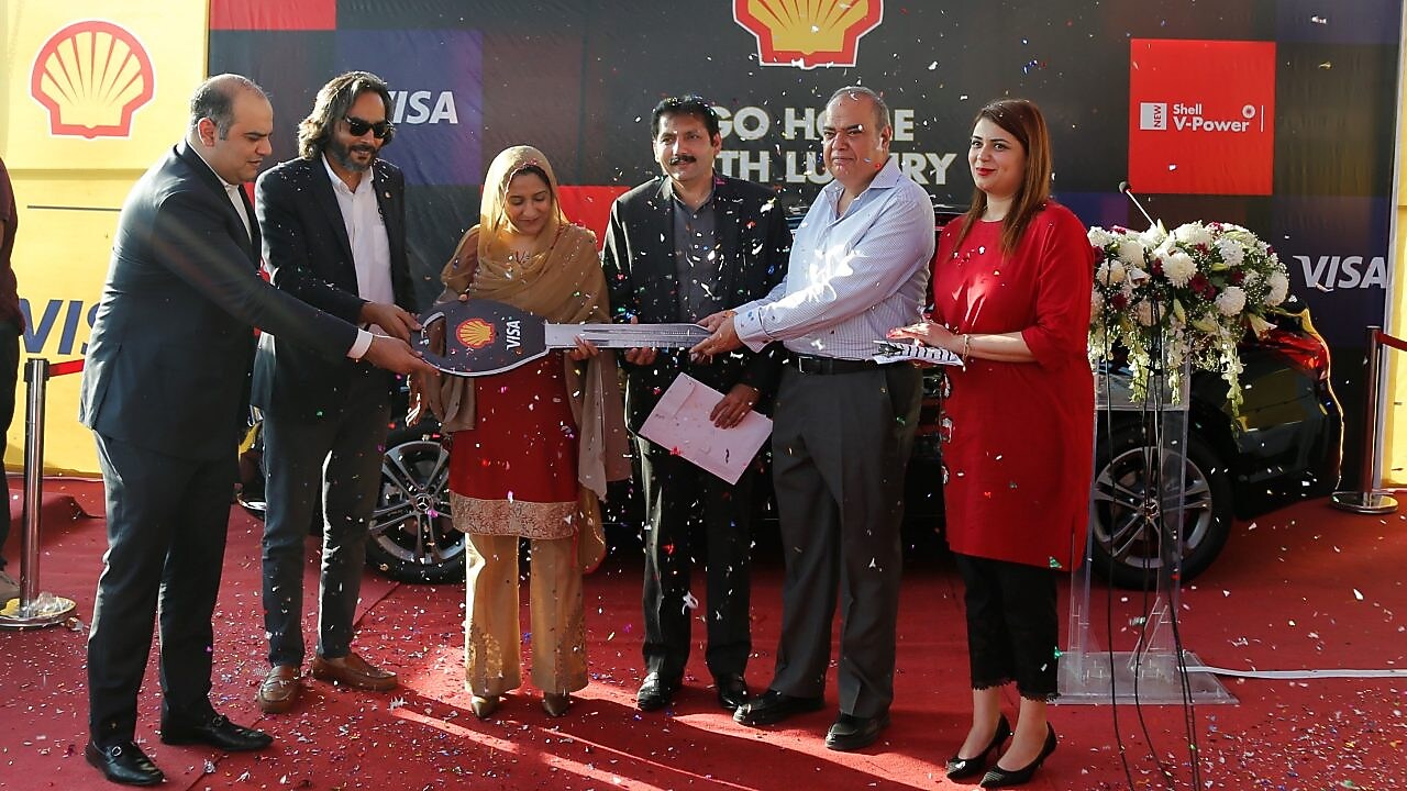 Shell Pakistan and VISA award Ms. Romana Sohail the grand prize