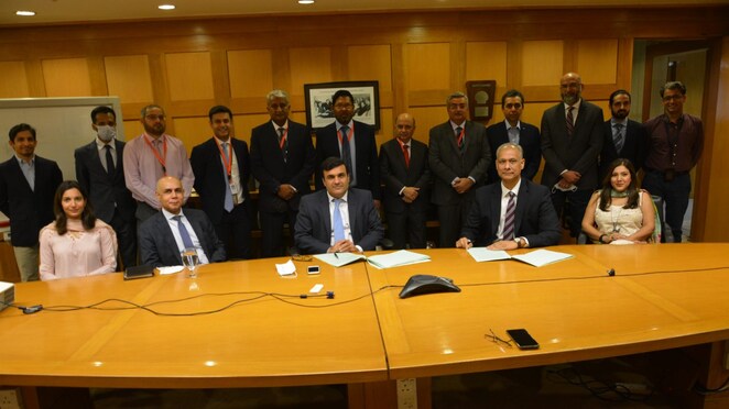 Haroon Rashid, CEO and MD, Shell Pakistan and Amr Ahmed, Chief Executive, PAPCO with their teams at the MoU signing ceremony to develop an advanced multi-grade pipeline to transport gasoline