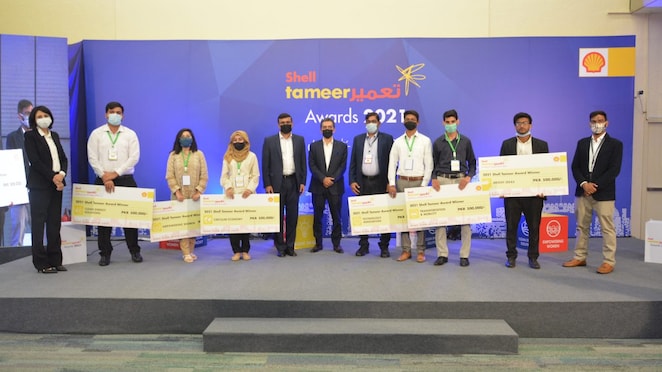 Shell Tameer rewards young, bright Pakistani innovators.  In the picture Haroon Rashid - CEO, Habib Haider - Head of External Relations & Corporate Affairs, Afshan Pasha - Social Performance Lead from Shell Pakistan Limited along with the winners.