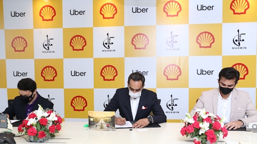 Syed Hashim Ali (Co- Founder, Muawin), Taha Magrabi (GM Mobility, Shell Pakistan Limited) and Shahid Khan (Country Head, Uber Pakistan)