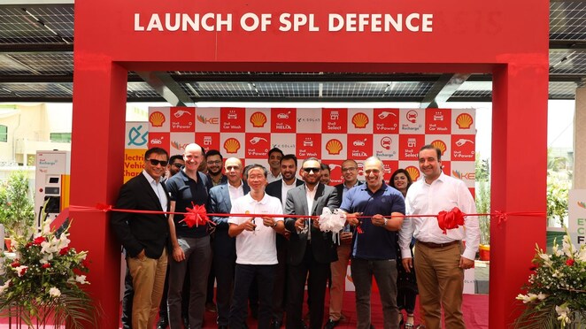 Shell, K-Electric and K-Solar officials inaugurate a Shell retail outlet at DHA Phase-5 Karachi