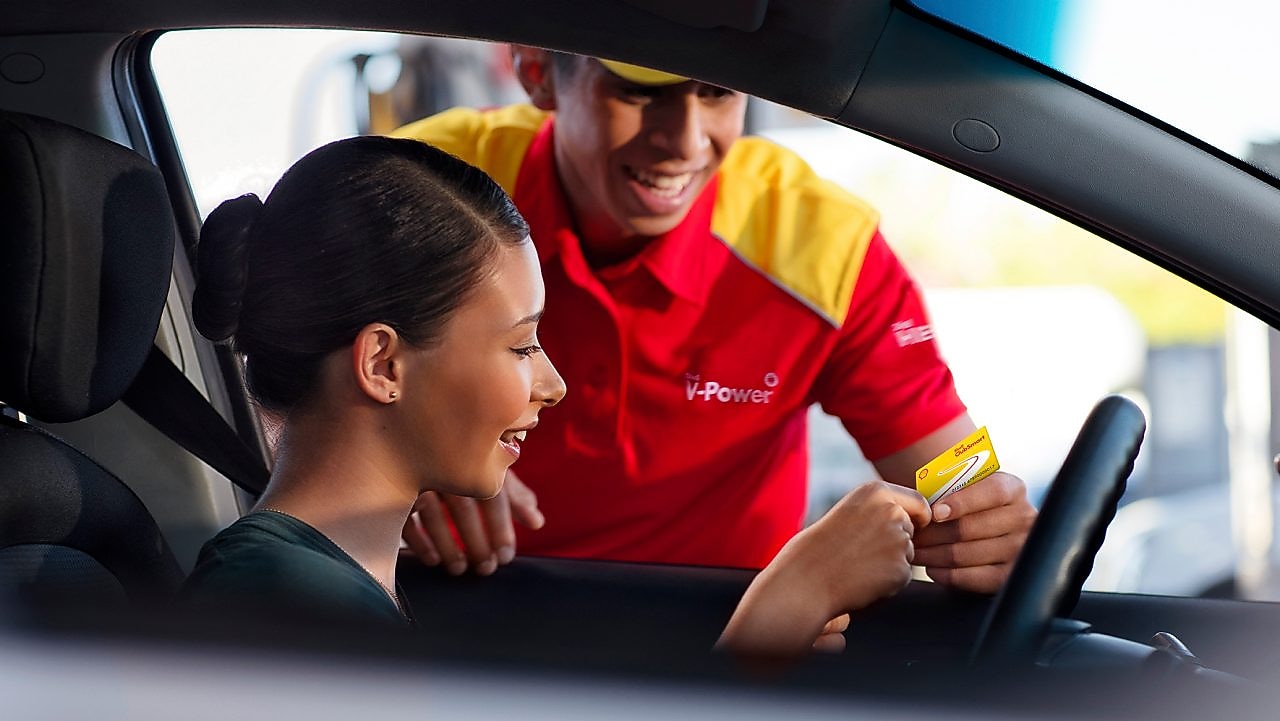 Employee giving Shell Clubsmart